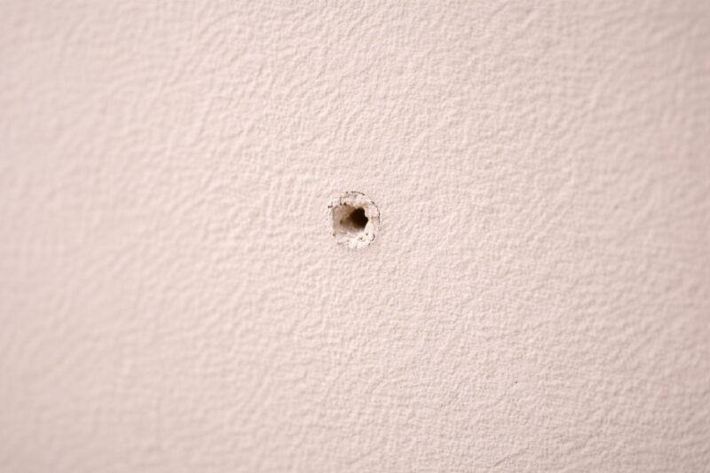 Zid na kojem je rupa od eksera nakon vadjenja