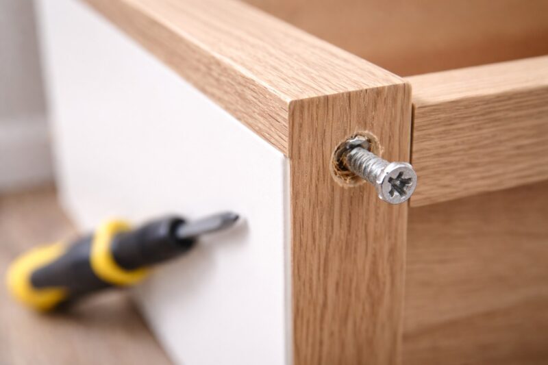 Komad namestaja kome je dotrajao sraf 