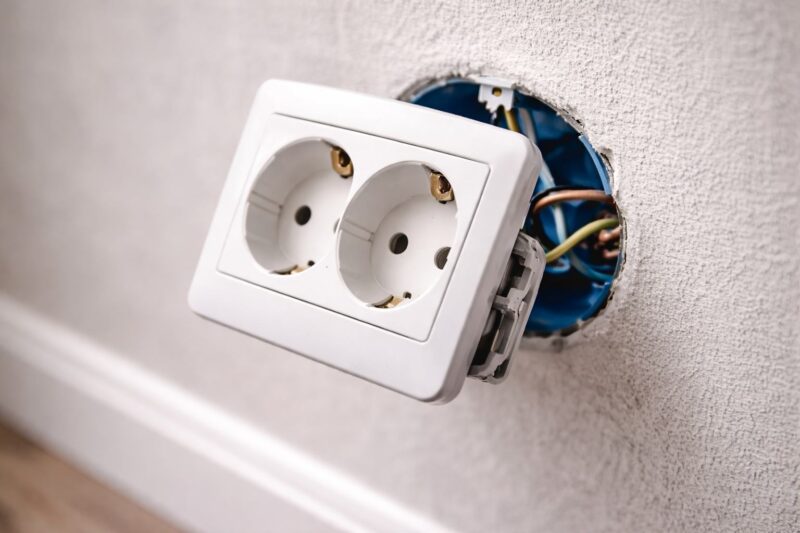 Moderna, ali rasklimana uticnica u domu, koja predtavlja opasnost. 