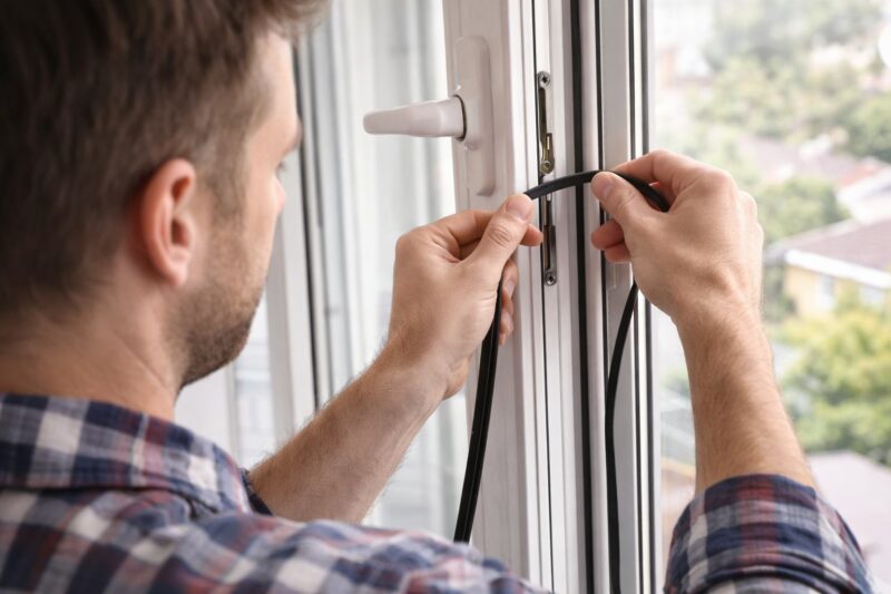 Covek menja dihtunge na pvc prozorima sam, u svojoj kuci
