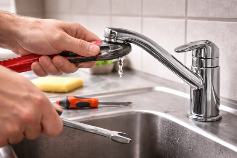 Popravka slavine alatom